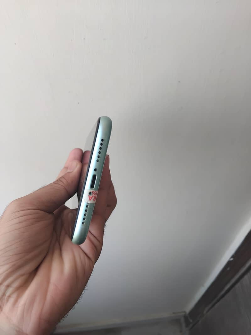 Apple iPhone 11 4