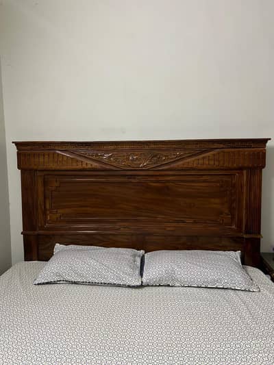 ۔KING bed side table dressing table without mattress