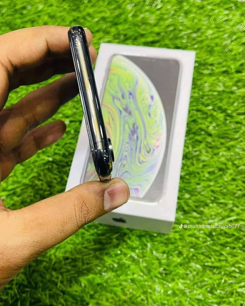 Apple iPhone XS 4