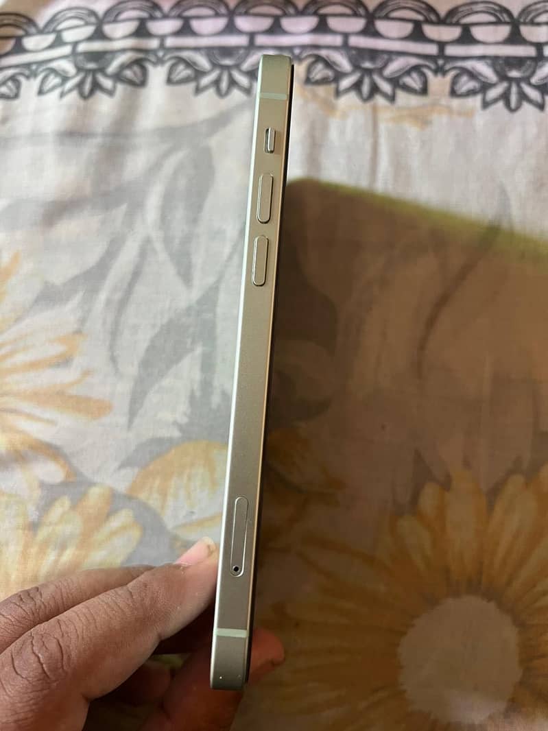 Apple iPhone 12 4