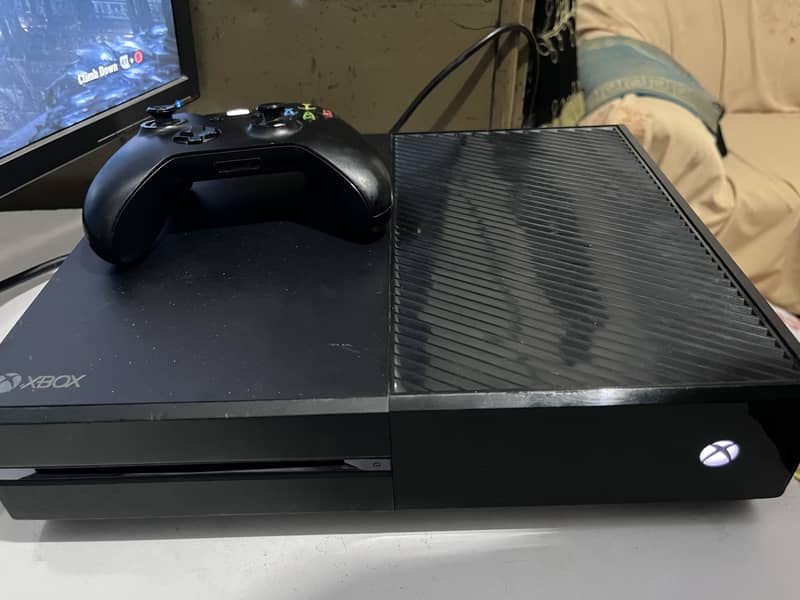 Xbox one sealed with Original Controller 0