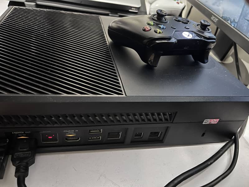 Xbox one sealed with Original Controller 1