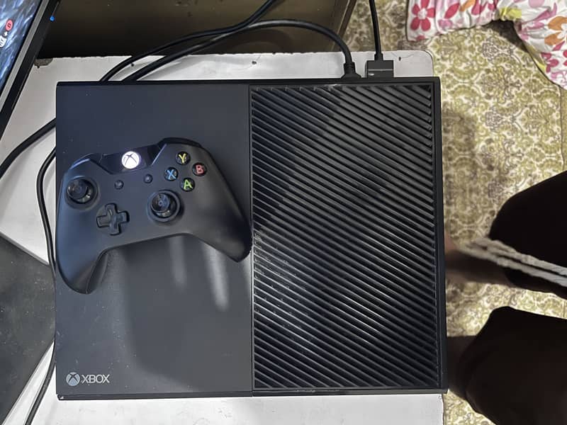 Xbox one sealed with Original Controller 2