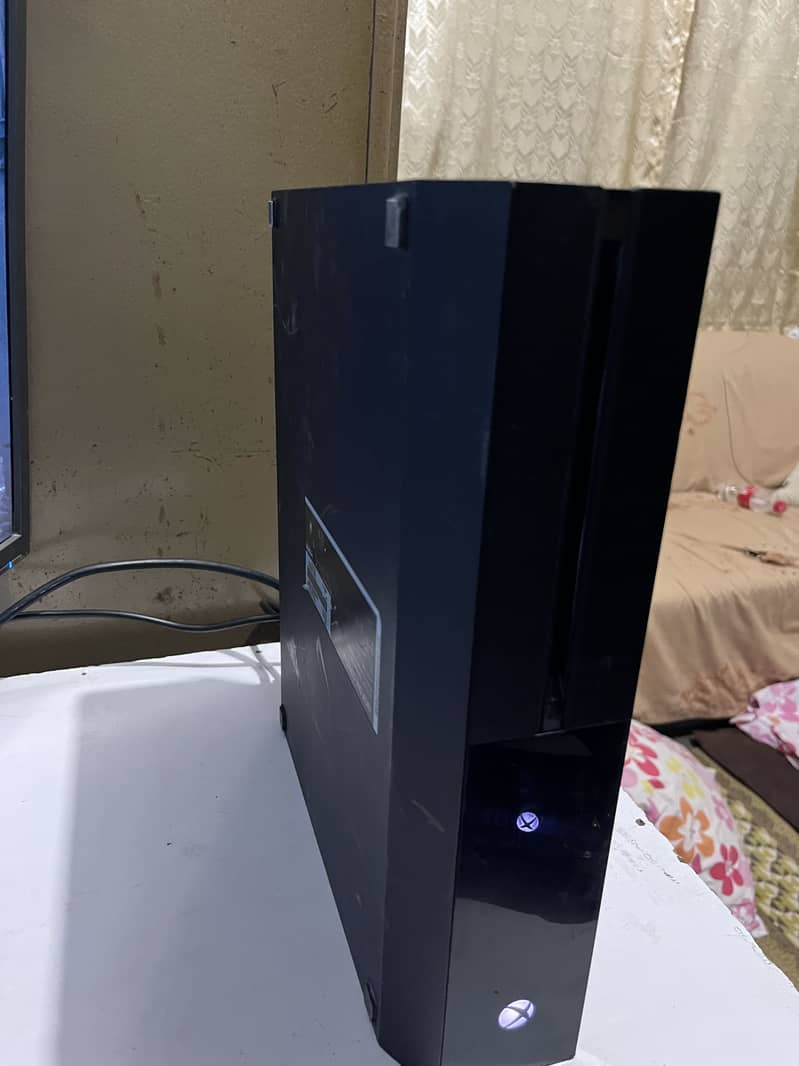 Xbox one sealed with Original Controller 3