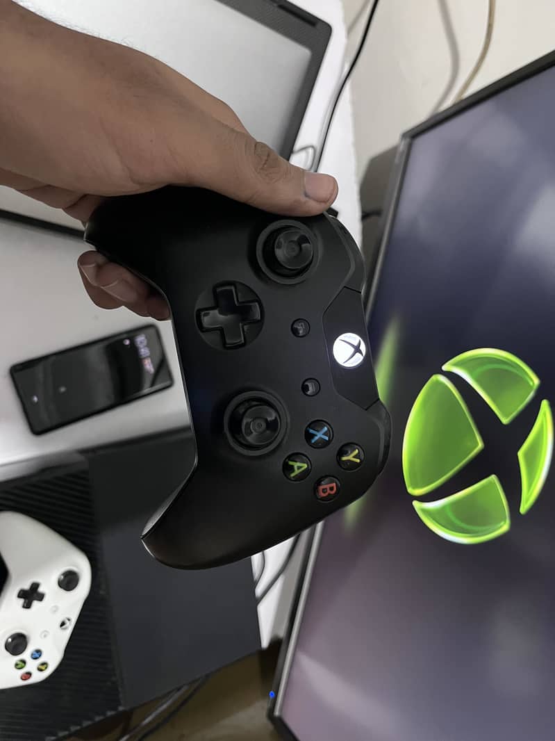Xbox one sealed with Original Controller 8