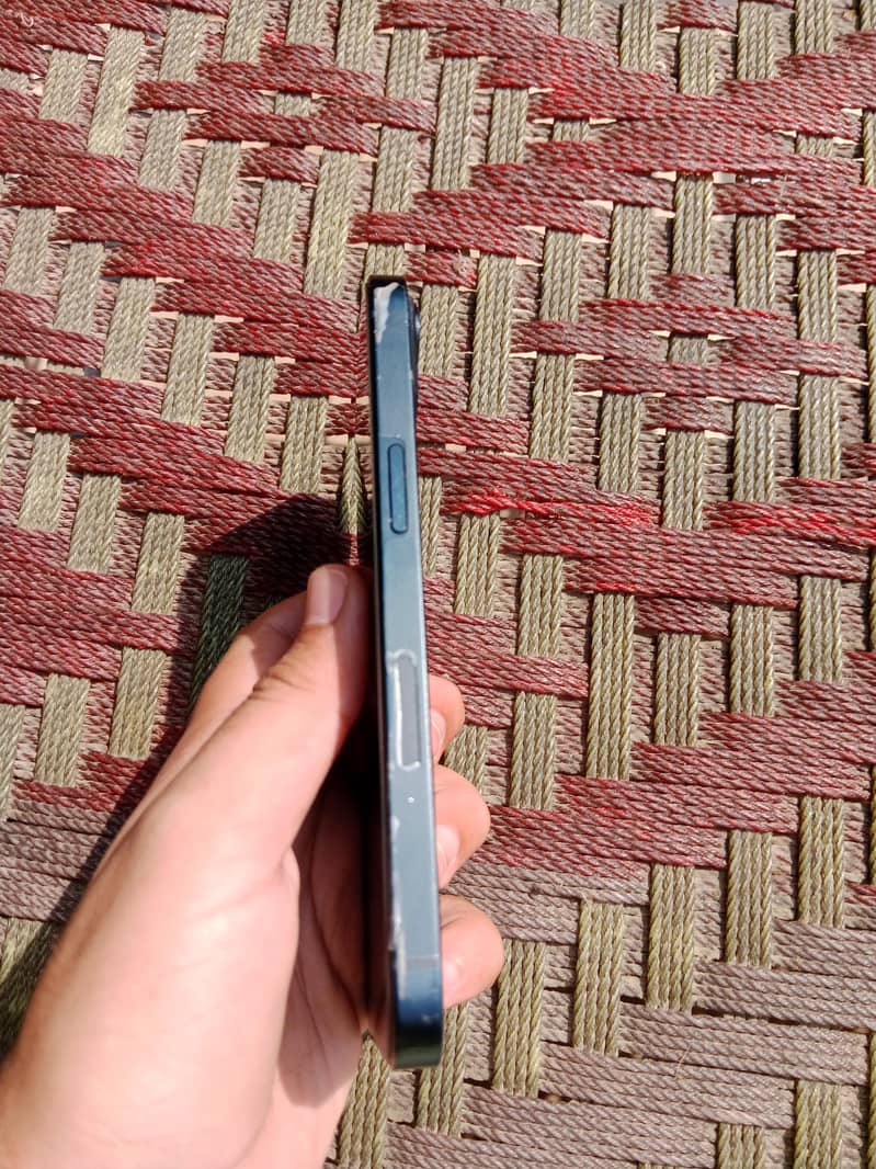 Apple iPhone 13 2