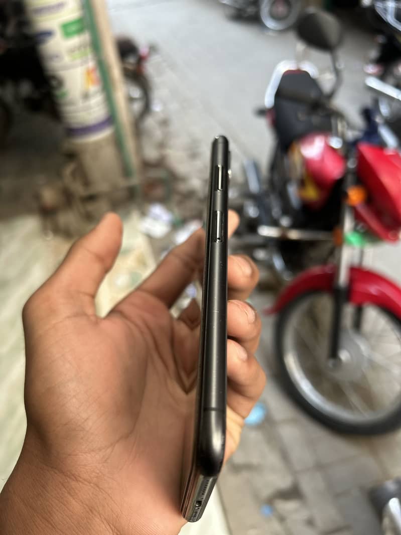 Apple iPhone XS Max 1