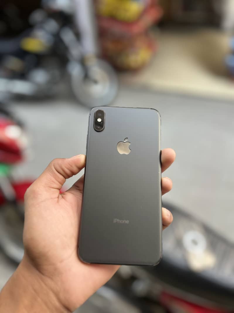 Apple iPhone XS Max 3