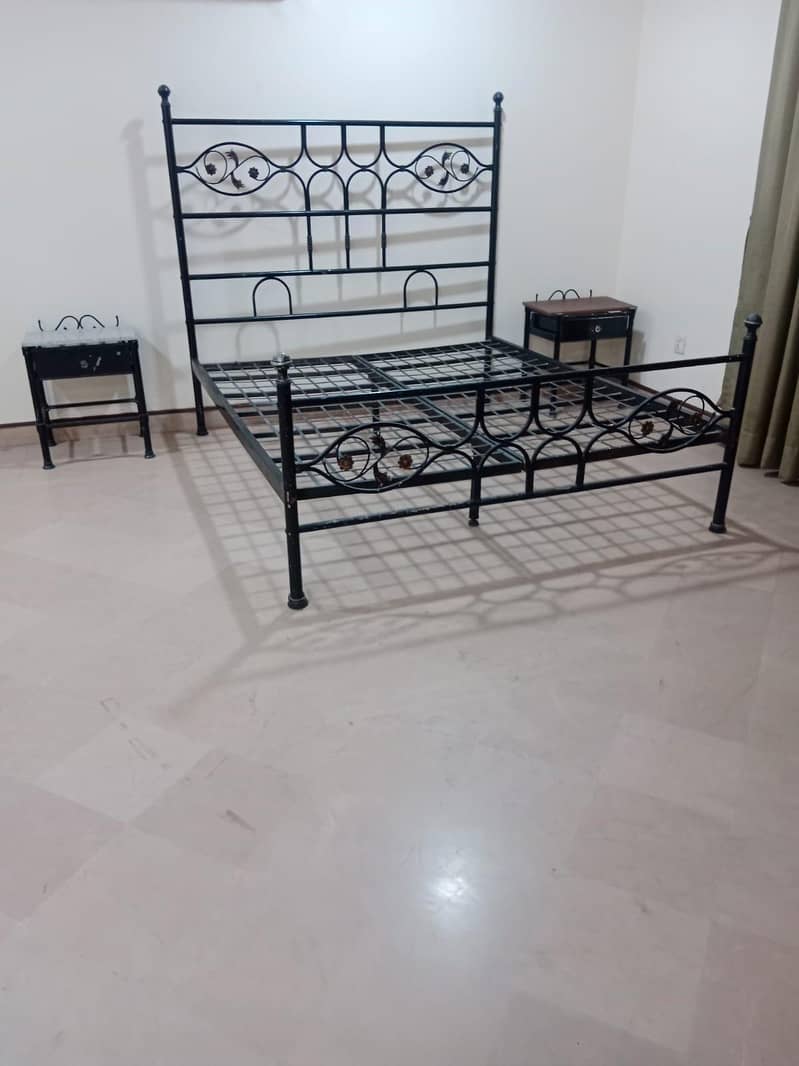 1bed and 2 side tabel 2