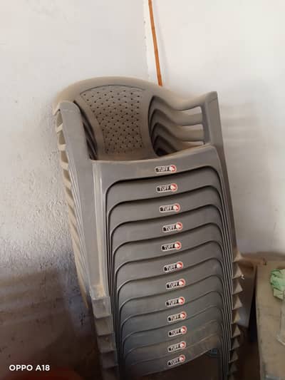 12 Chairs 2 Tables 15500 Bilkul New Ha Sirf Dhool Lagi Hui Hai