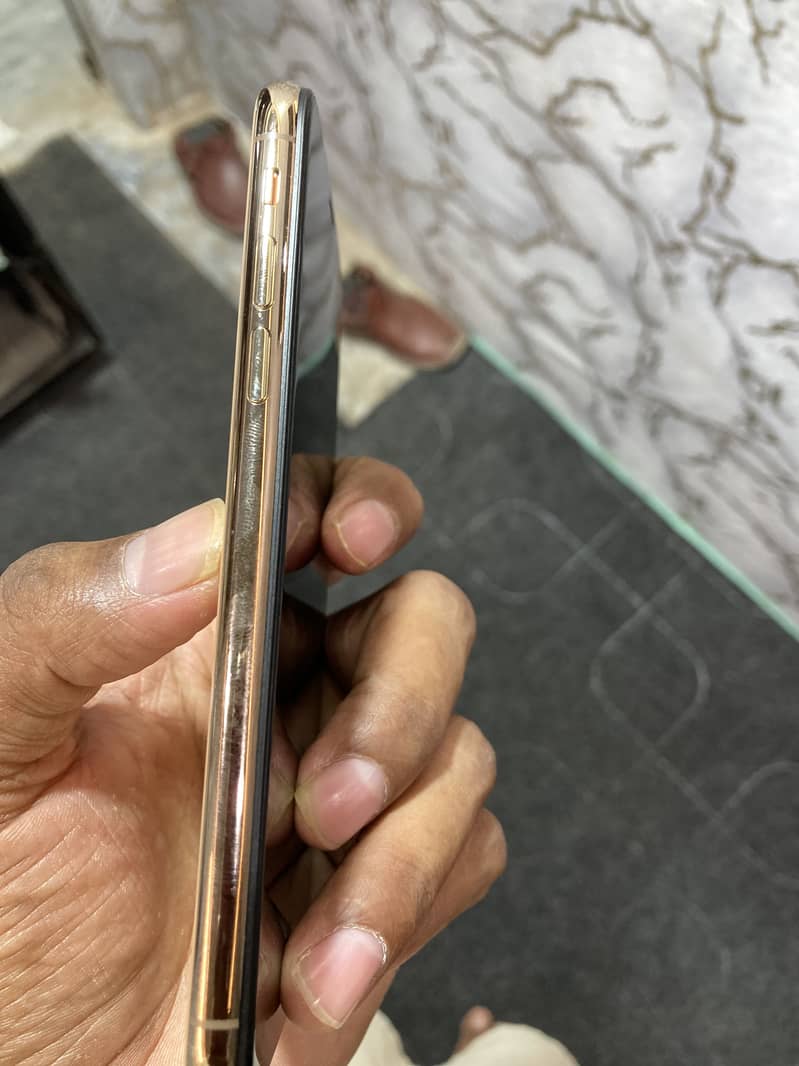 Apple iPhone XS 4
