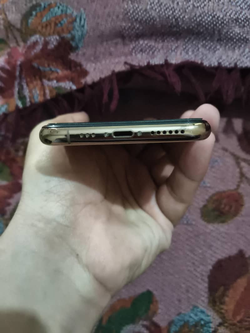 Apple iPhone 11 Pro 4
