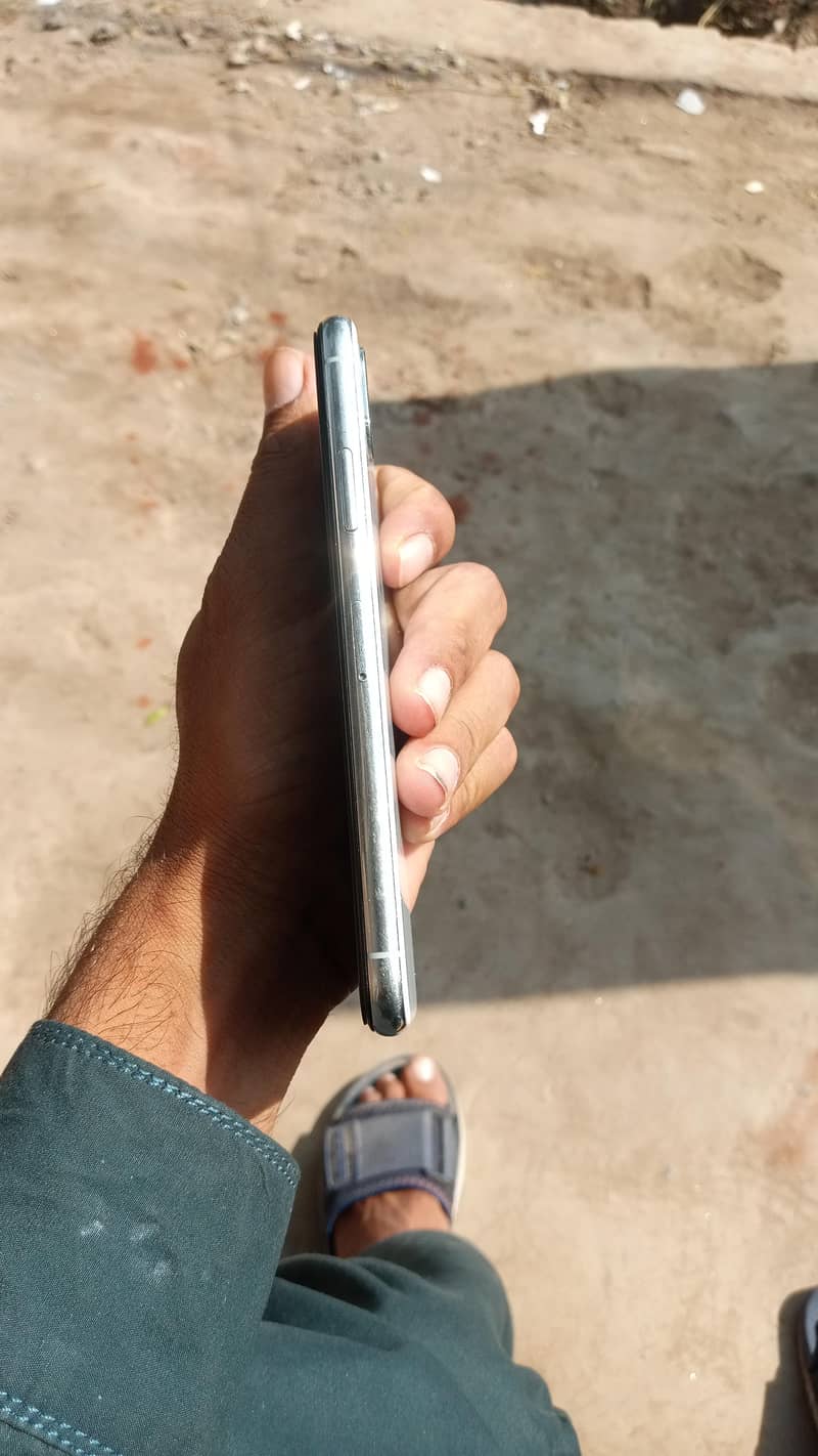 Apple iPhone X 4