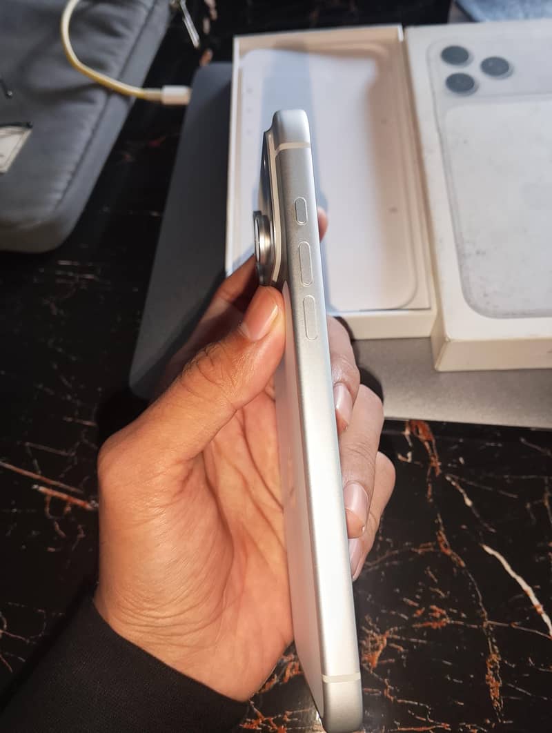 Apple iPhone 17 Pro Max 1