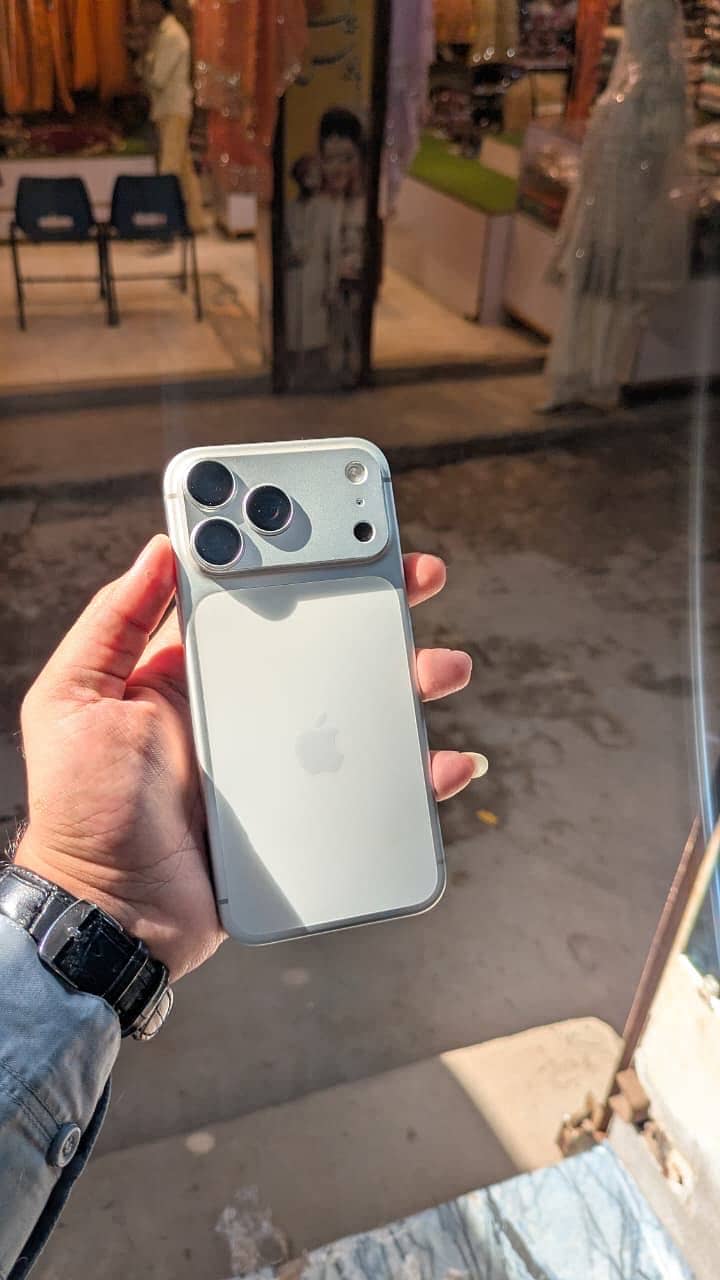 Apple iPhone 17 Pro Max 3