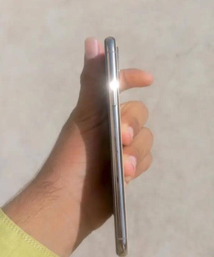 Apple iPhone XS 4