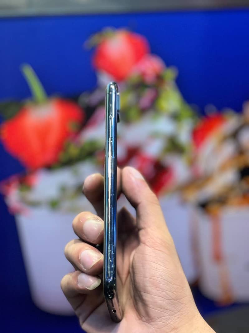 Apple iPhone XS Max 3