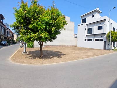 Corner with 30 Ft Front on 40 Ft Road Imperial Block
