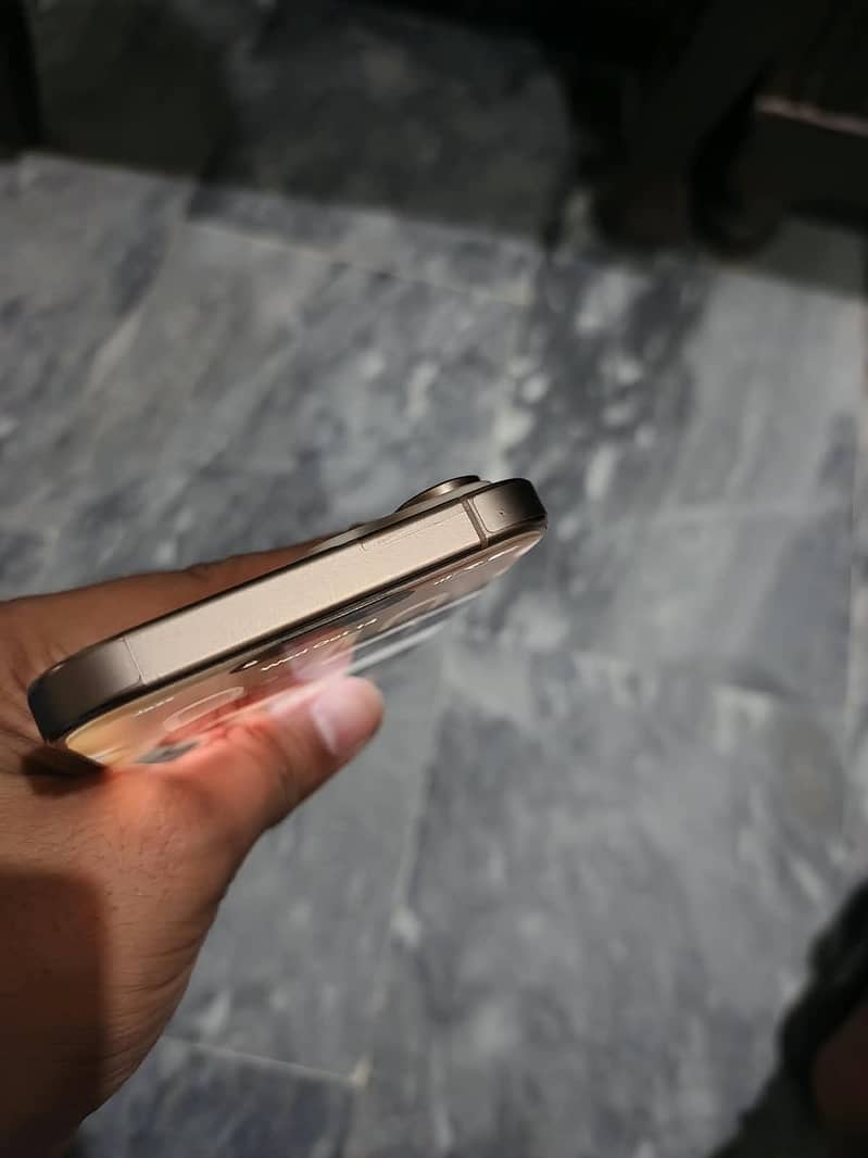 Apple iPhone 16 Pro Max 2
