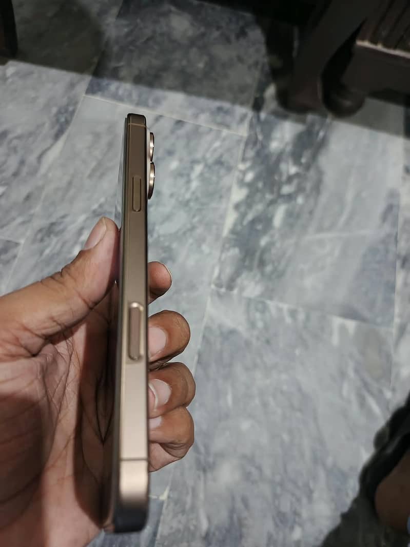 Apple iPhone 16 Pro Max 4