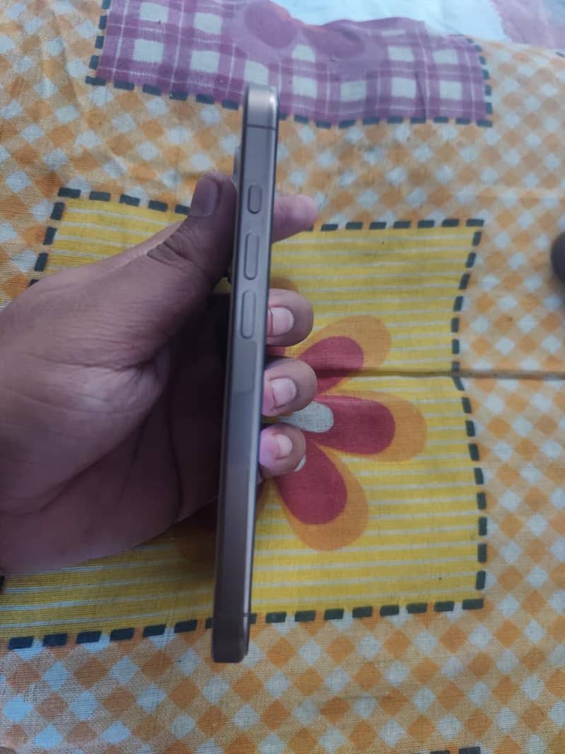 Apple iPhone 16 Pro 3