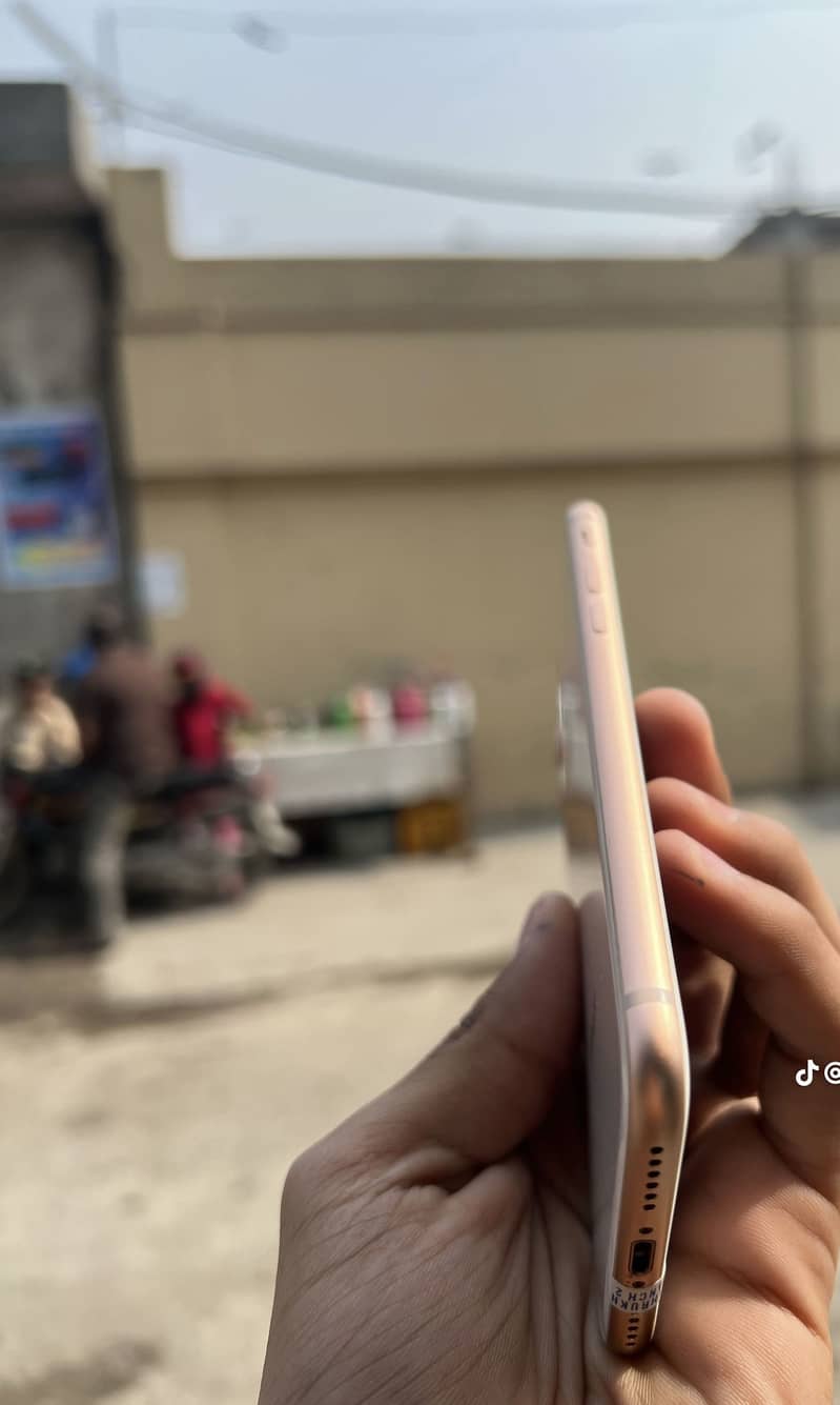 Apple iPhone 8 3