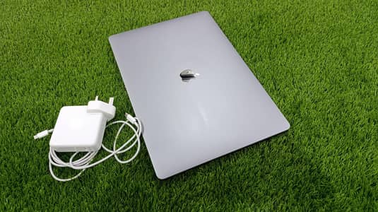 Macbook Pro 2019, 15 inch, Core i9, 32GB RAM, 512 & 1TB SSD