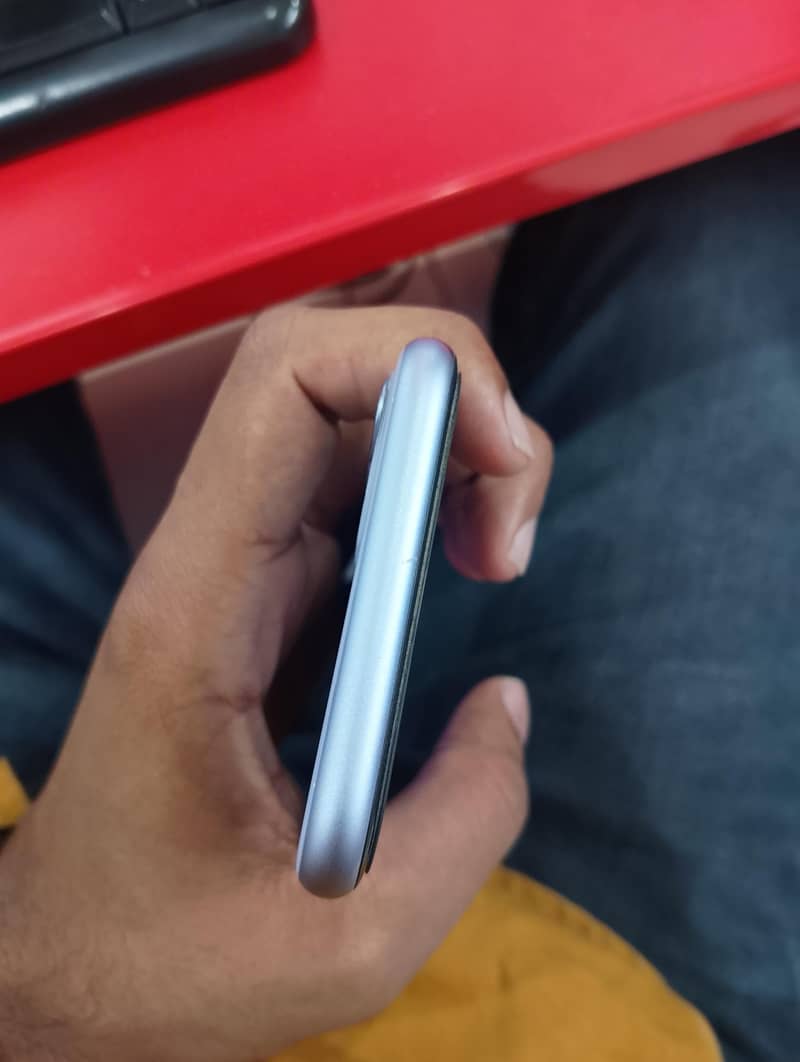 Apple iPhone 11 3