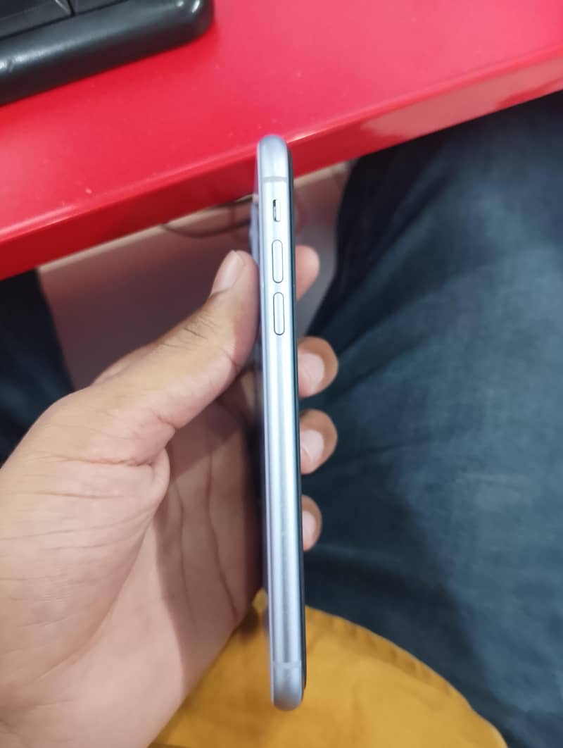 Apple iPhone 11 4
