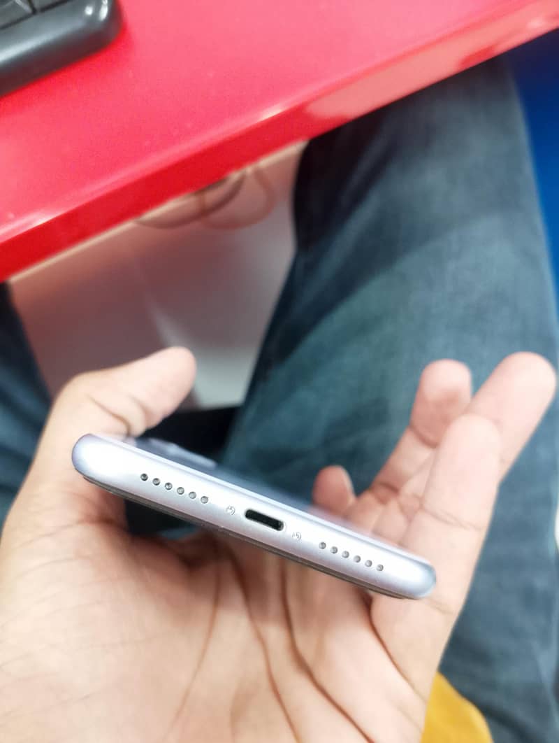 Apple iPhone 11 5