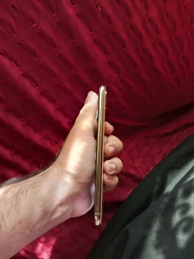 Apple iPhone XS Max 3