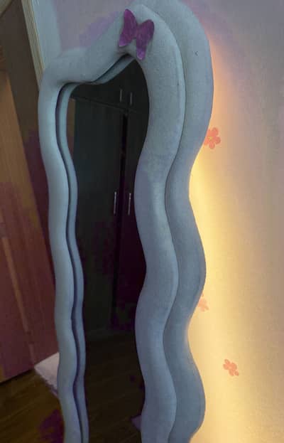 Long boucle mirrors with strip light