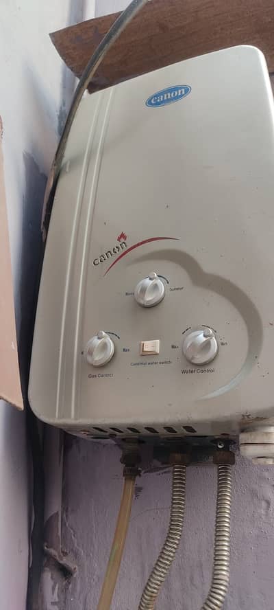 Canon LPG new geyser condition 10 /10 2 years used 10 liter capacity
