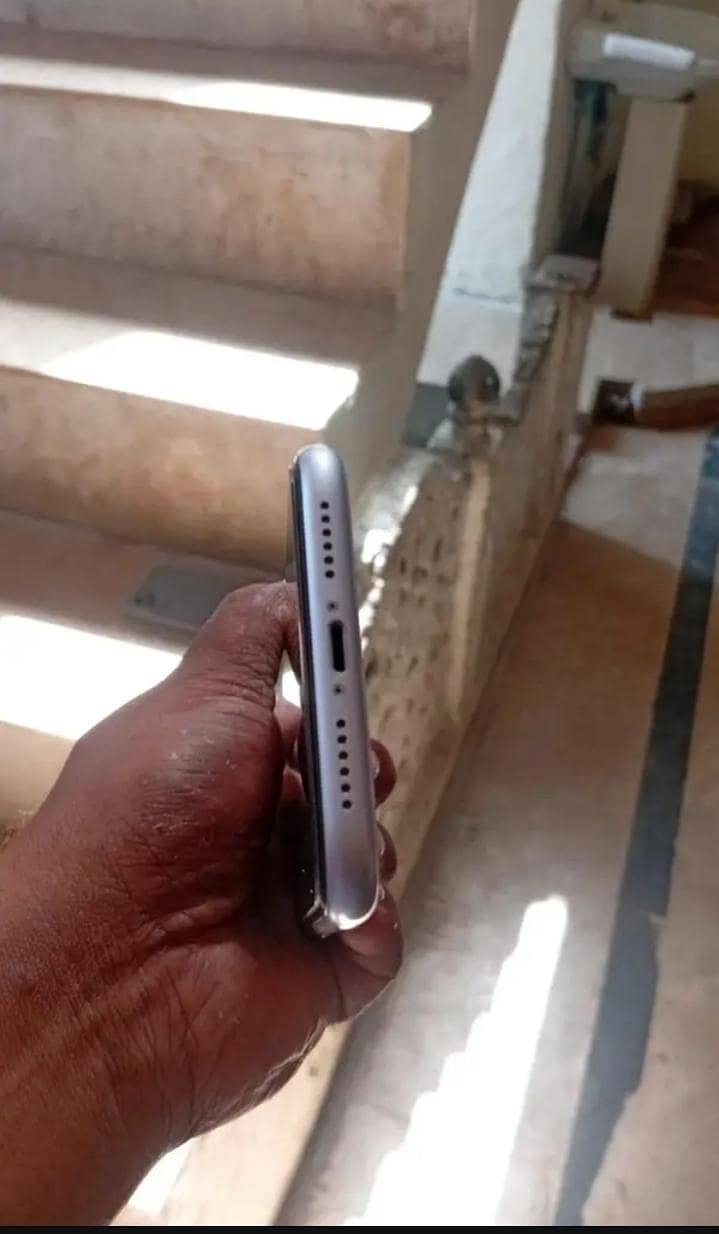 Apple iPhone 11 3