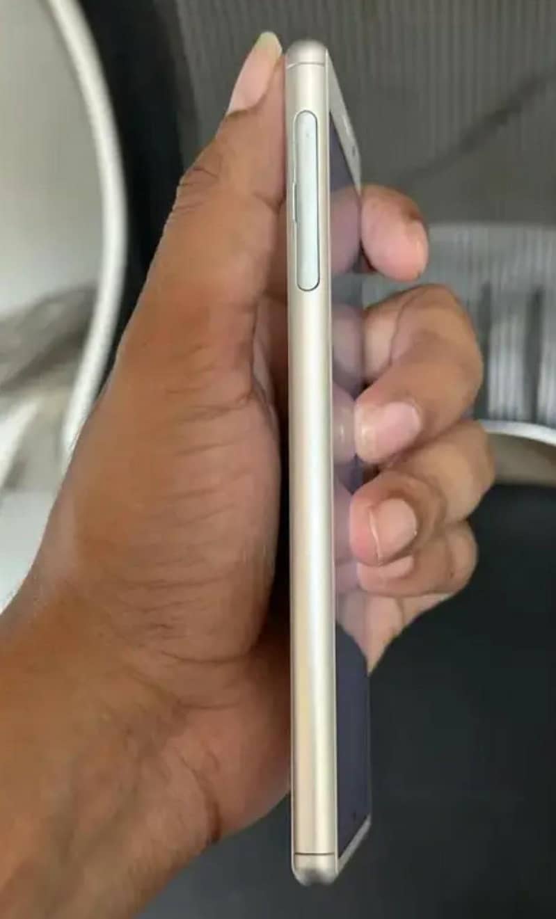 Sony Xperia 8 6