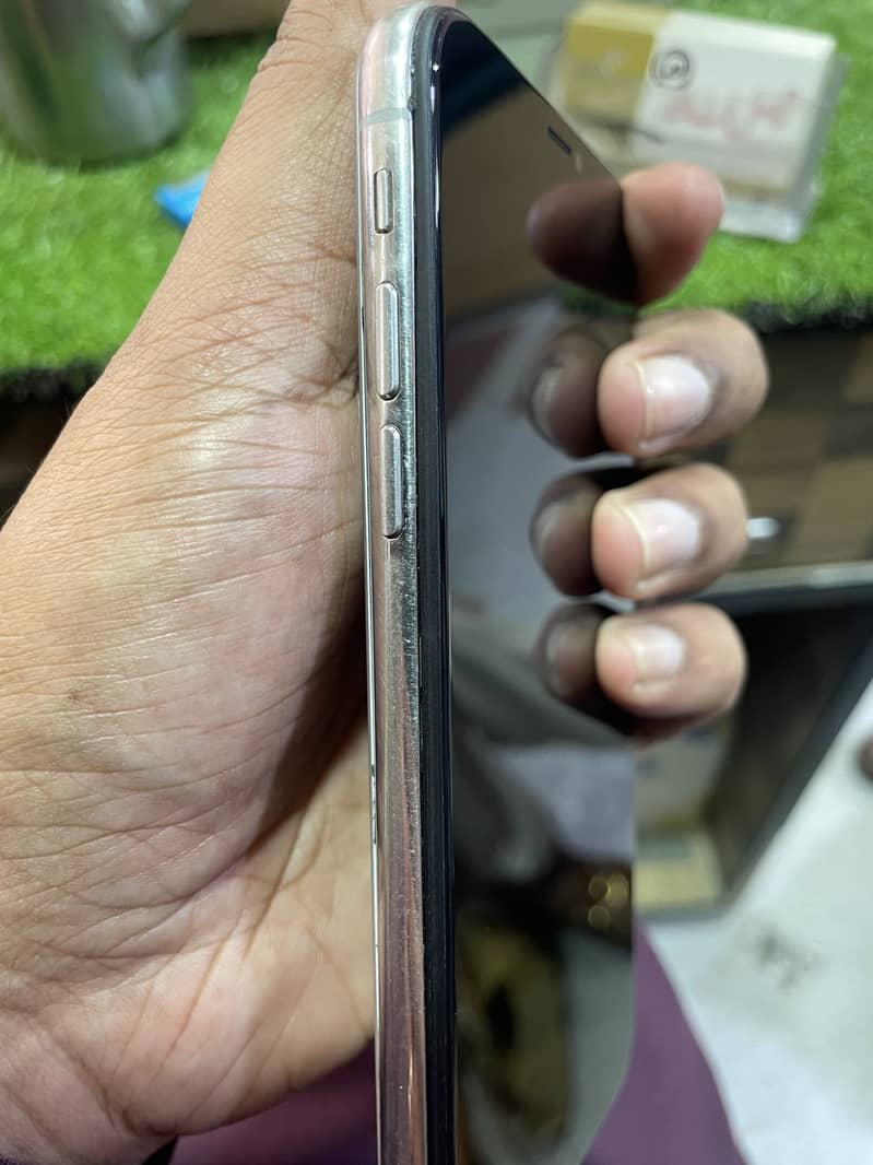 Apple iPhone X 4