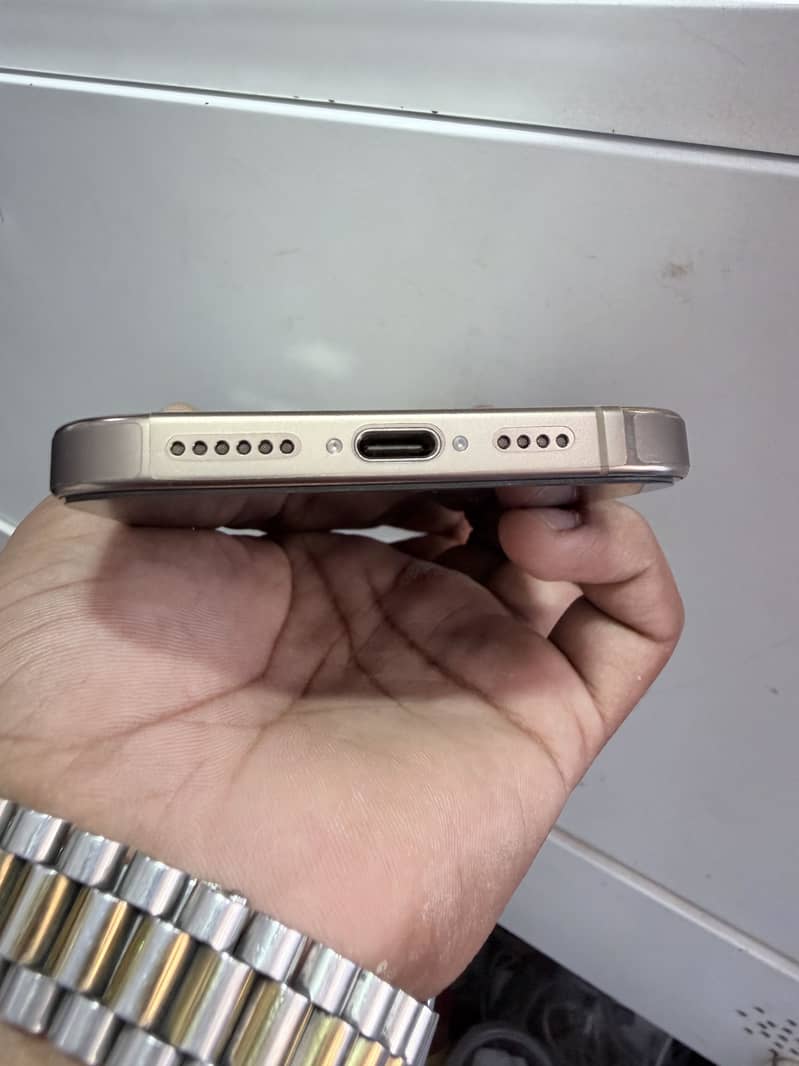Apple iPhone 16 Pro Max 2