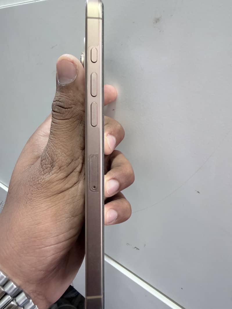 Apple iPhone 16 Pro Max 3