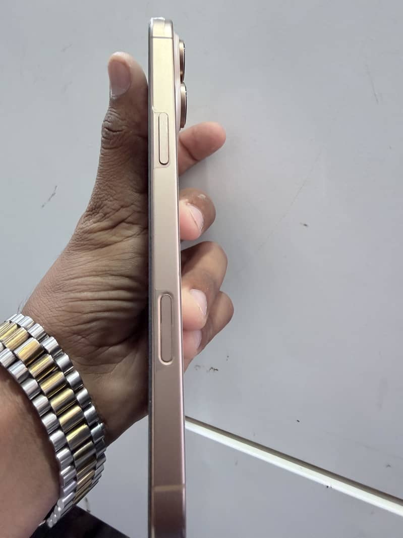 Apple iPhone 16 Pro Max 4