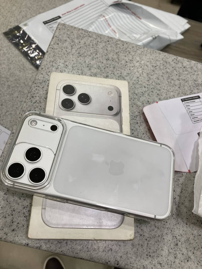 iPHONE 17 PRO MAX 1