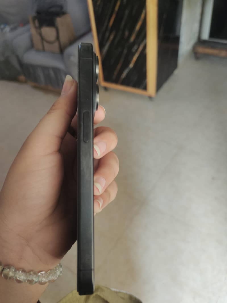 Apple iPhone 15 Pro 4
