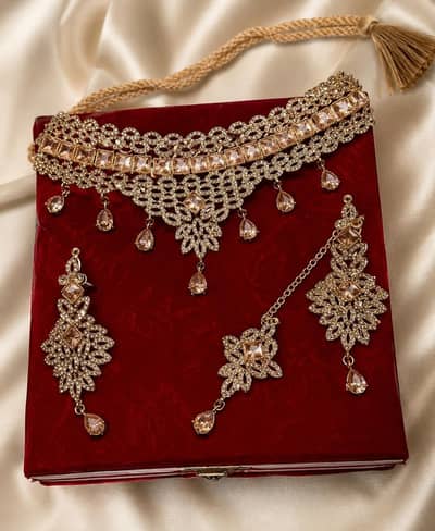 Heavy Jewellery Set With Hand Accessory.