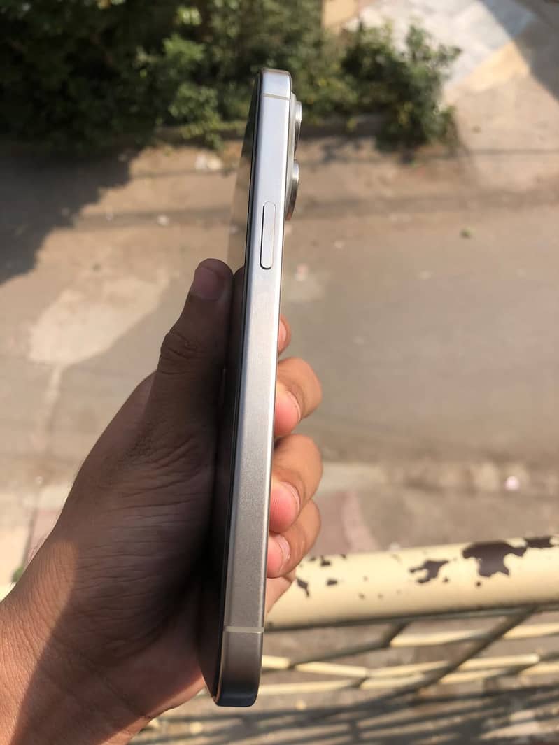 Apple iPhone 15 Pro Max 2