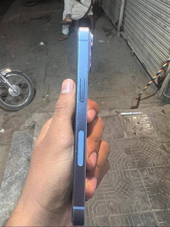 Apple iPhone 14 3