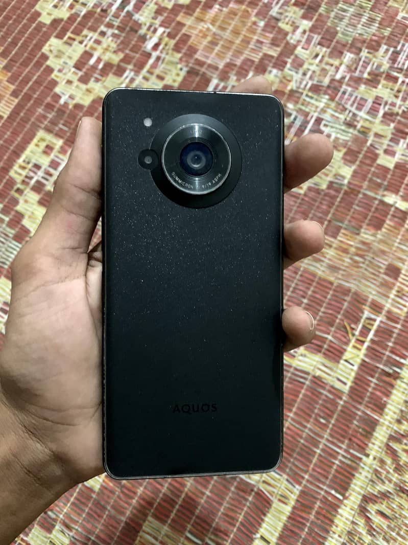 AQUOS R7 0