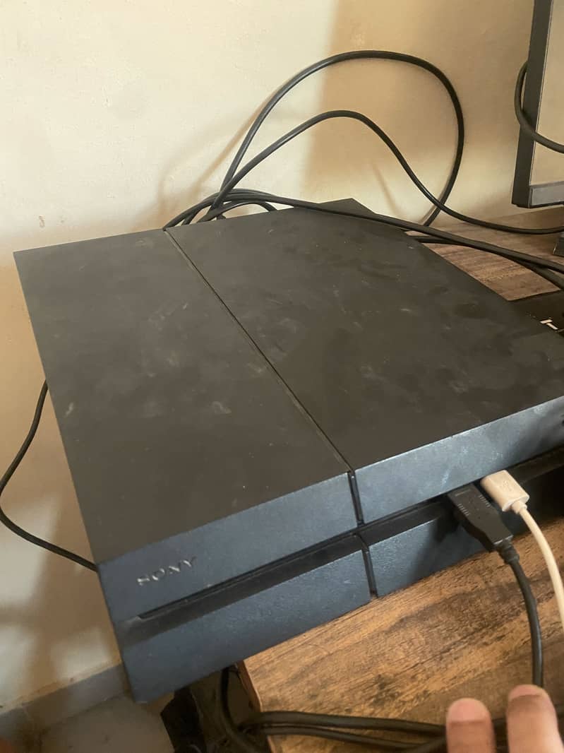 Ps4 Fat 500 GB 2 controller available 0