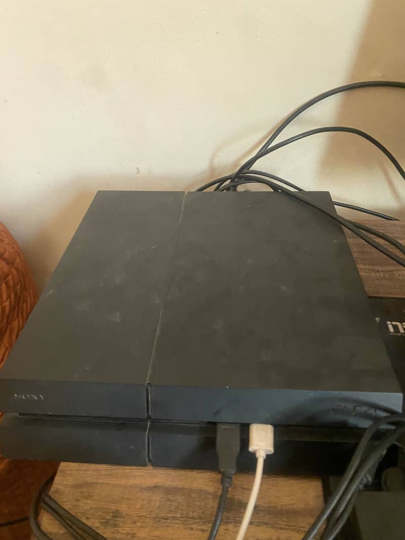 Ps4 Fat 500 GB 2 controller available 3
