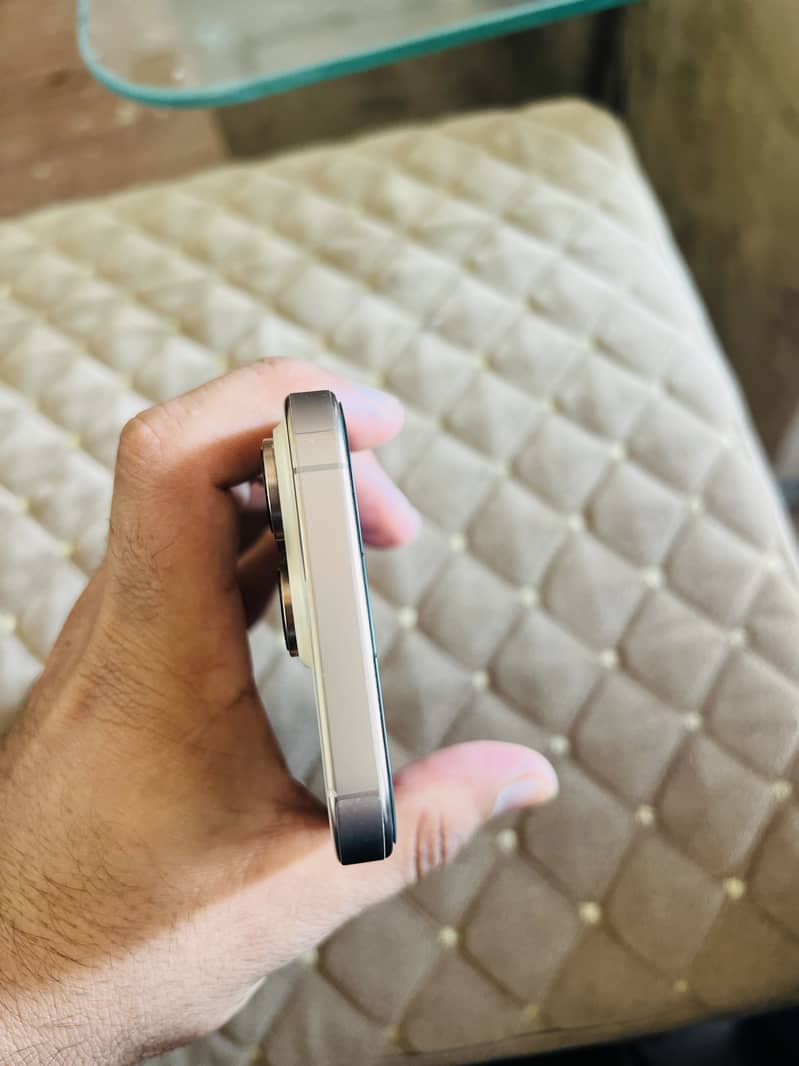 Apple iPhone 16 Pro (jv) 3
