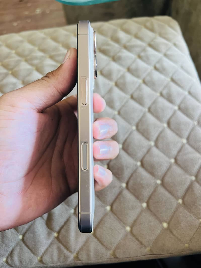 Apple iPhone 16 Pro (jv) 4