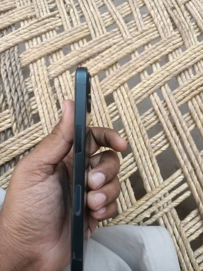 Apple iPhone 13 0